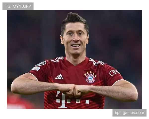 莱万多夫斯基百球里程碑达成，状态回暖引球迷热议