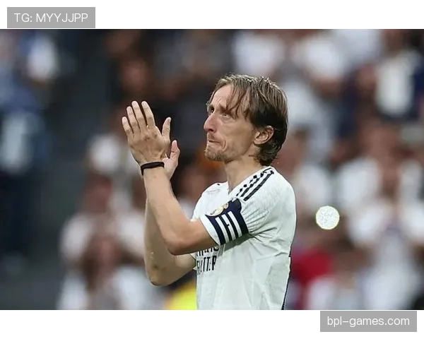 琼阿梅尼与莫德里奇对比：经验差距对中场结构与角色定位的影响分析