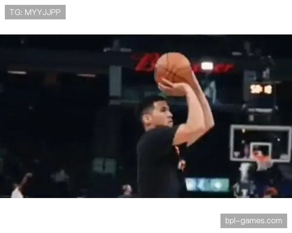 布克训练完顺手给私人飞机加满油，这日常谁顶得住