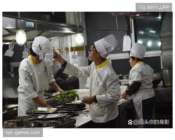 刷到鲍春来家宴照，整桌排场像请了私人厨师，我默默把工资单藏起来